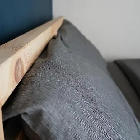 إل كامينو هوستيل آند بوب بيت شباب