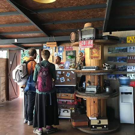 بيت شباب إل كامينو هوستيل آند بوب *