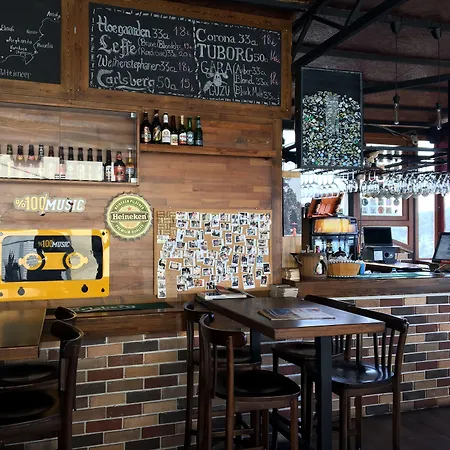 إل كامينو هوستيل آند بوب