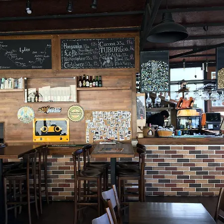 بيت شباب إل كامينو هوستيل آند بوب