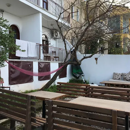 إل كامينو هوستيل آند بوب بيت شباب *