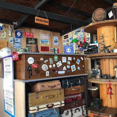 إل كامينو هوستيل آند بوب بيت شباب