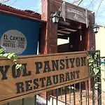 ホステル El Camino & Pub フェティエ